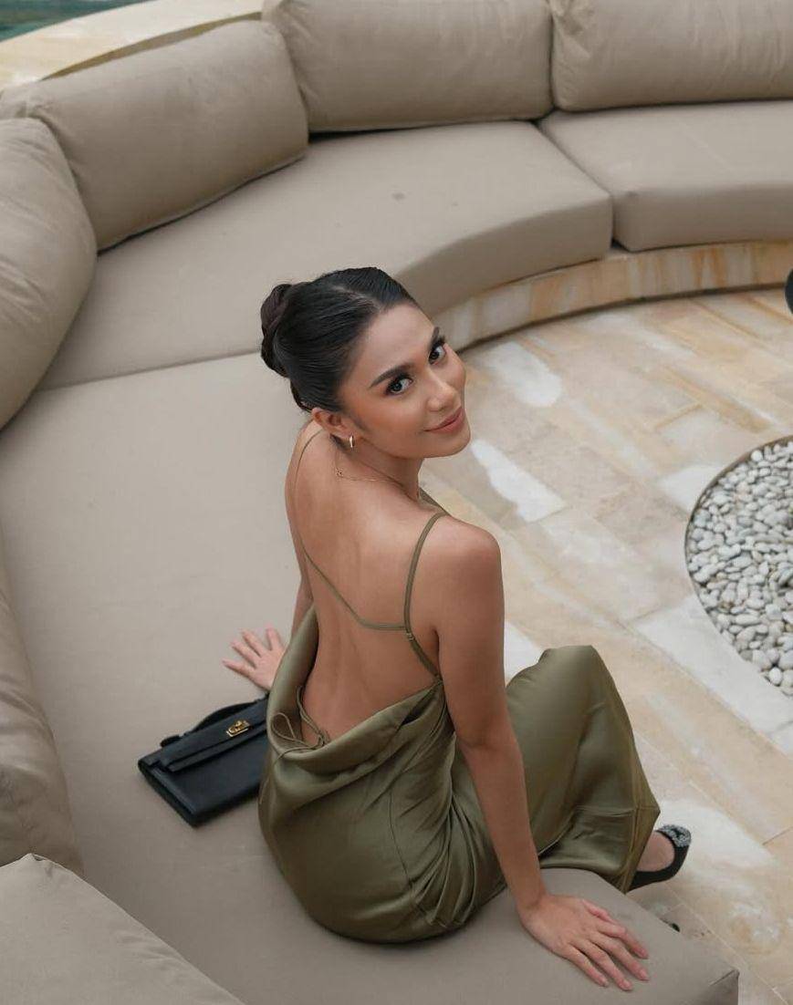 Dress backless artis (instagram.com/azizahsalsha_)