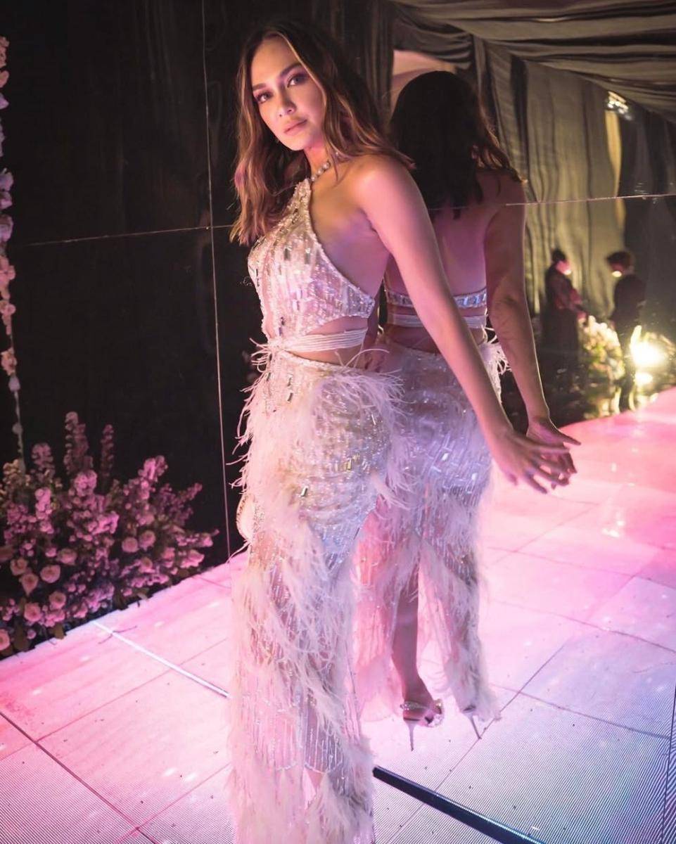Dress backless artis (instagram.com/lunamaya)