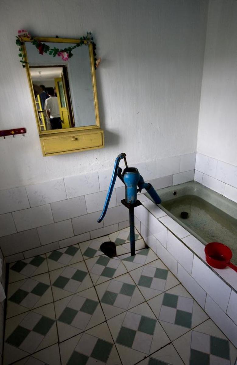 https://cdn.idntimes.com/content-images/post/20180119/smuggled-out-photos-north-korea-eric-lafforgue-5a4f2c84a9cb3-880-8a9d6d2f0f2ccadd1426d154849a96aa.jpg