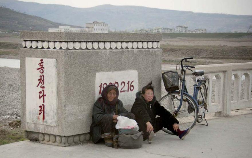 https://cdn.idntimes.com/content-images/post/20180119/smuggled-out-photos-north-korea-eric-lafforgue-5a4f340bc4a27-880-5eea2c2d7aba6f81b8980e40c8348075.jpg