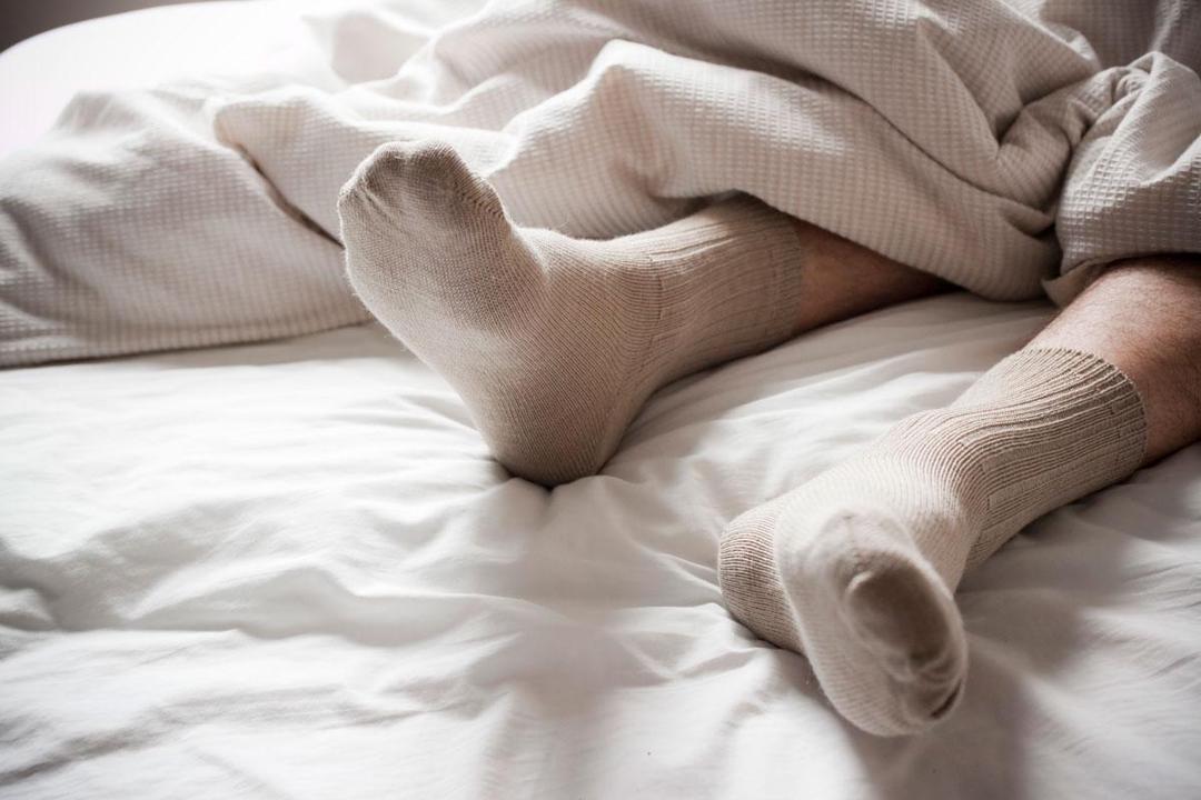 https://cdn.idntimes.com/content-images/post/20171122/socks-bed-cc6433521f02ab80426ceffef988ee0e.jpg