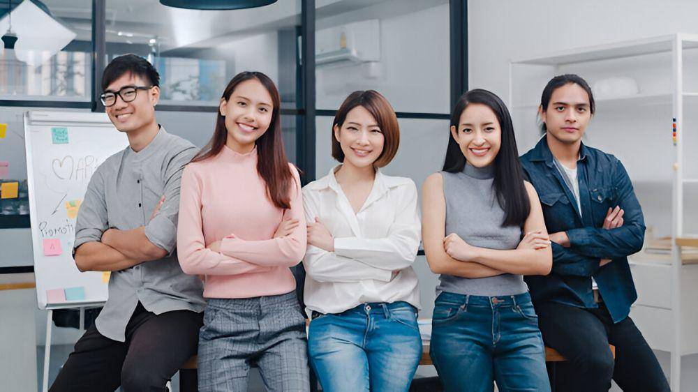ilustrasi karyawan kantor (freepik.com/tirachardz)