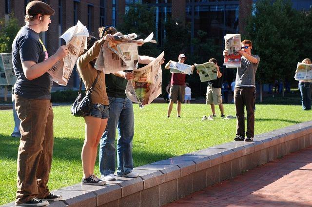 http://cdn.idntimes.com/content-images/post/20160301/students-reading-college-newspapers-3eea1a61852ebea5b79d4b44e64c9827.jpg