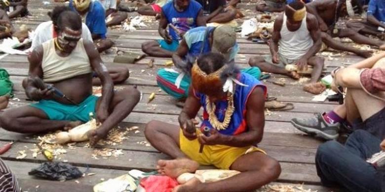 https://cdn.idntimes.com/content-images/post/20180125/suku-asmat-papua-2-888324180572e69745d0b259721c1891.jpg