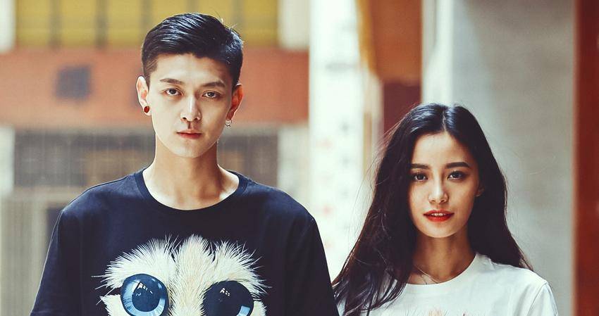 http://cdn.idntimes.com/content-images/post/20160725/summer-matching-lovers-tshirt-cute-korean-couple-shirts-short-sleeve-o-neck-printed-tees-white-black-18b12ed0bf6caccff30b01d6a30ec32b.jpg
