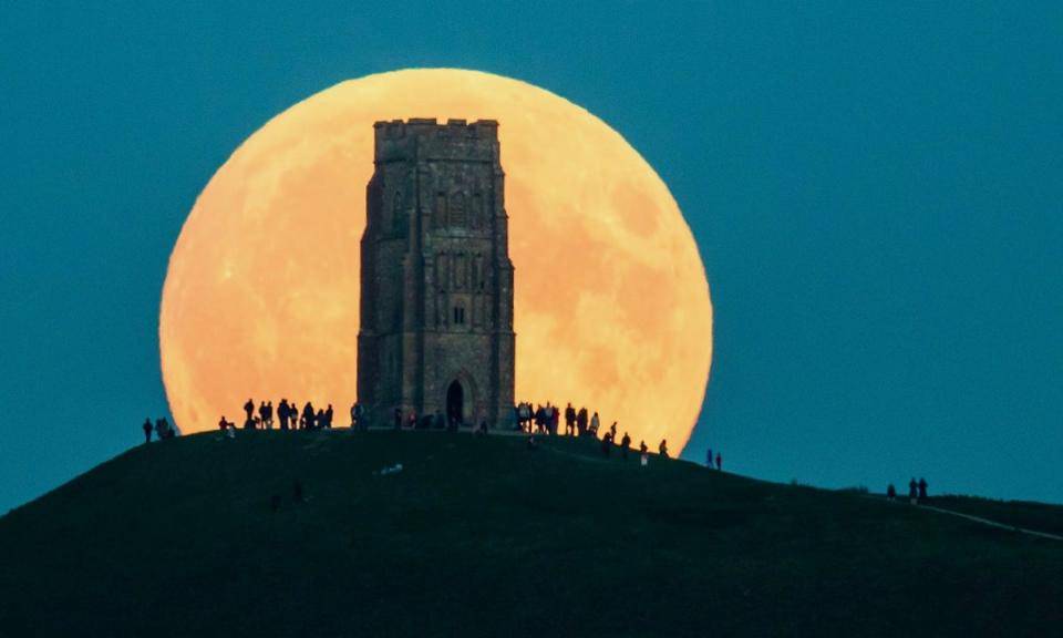 https://cdn.idntimes.com/content-images/post/20171128/supermoon-1200x720-d290405d303156a737d4d30e1f2c49d1.jpg