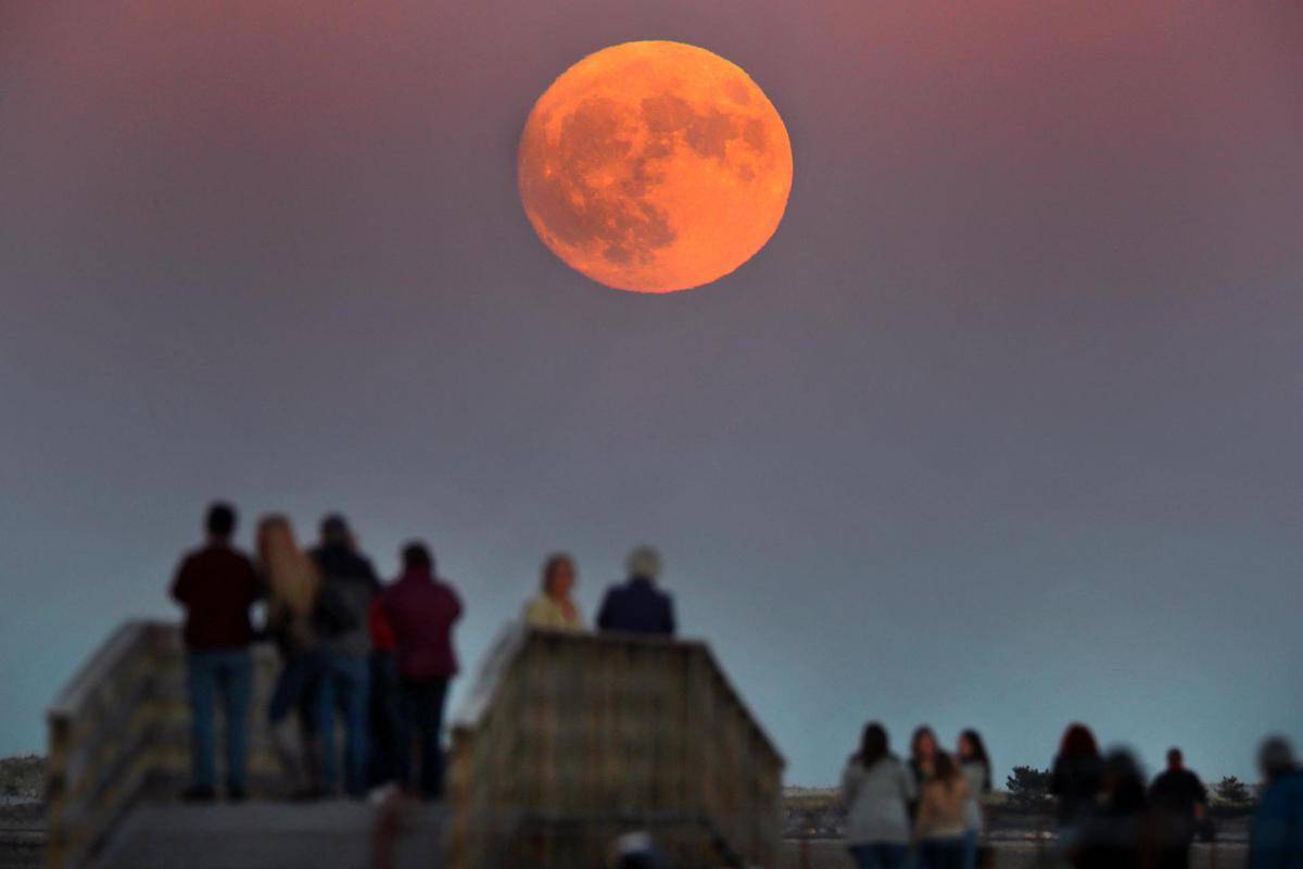 https://cdn.idntimes.com/content-images/post/20171128/supermoon-488c0545e01eb0f4cf4b48801c413e42.jpg