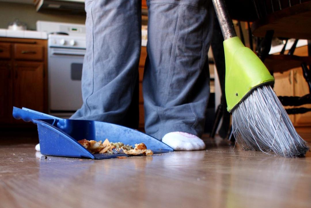 http://cdn.idntimes.com/content-images/post/20160801/sweeping-the-floor-7fdd56d55424257fe5fe8df8848e1f66.jpg