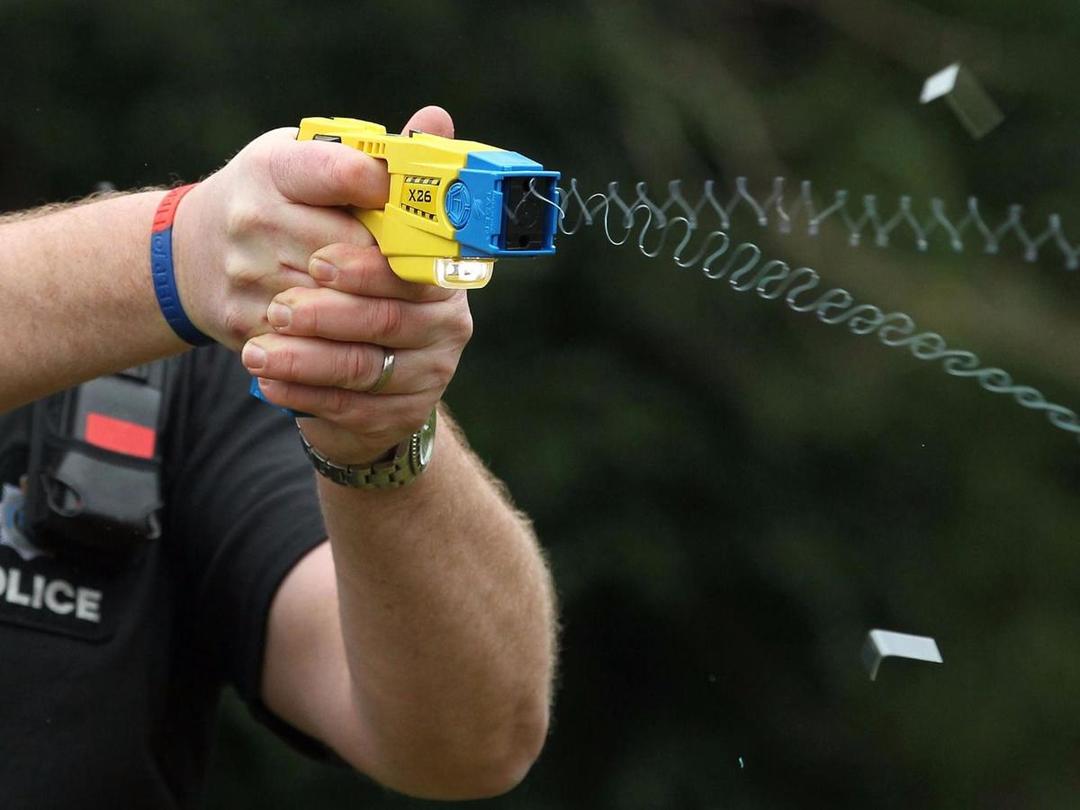 http://cdn.idntimes.com/content-images/post/20151211/taser-pa-b497ec6b4c6cd0d4bca7b183f92eeacd.jpg