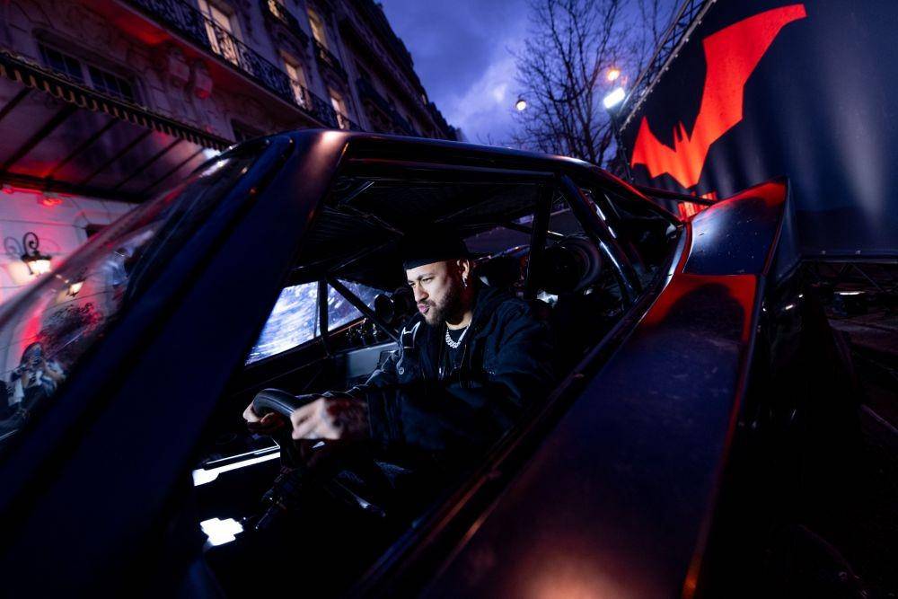 https://cdn.idntimes.com/content-images/post/20220222/tbm-paris-batmobile-neymar-anthonyghnassia-3-4834001db89ea1d3bd1e4c54cd121ffc.jpg