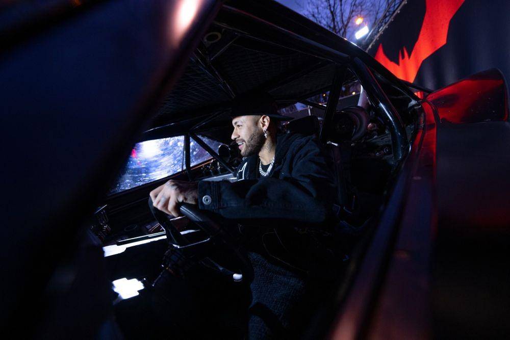 https://cdn.idntimes.com/content-images/post/20220222/tbm-paris-batmobile-neymar-anthonyghnassia-f0feabe6be627eade92d73a9ac5084bc.jpg