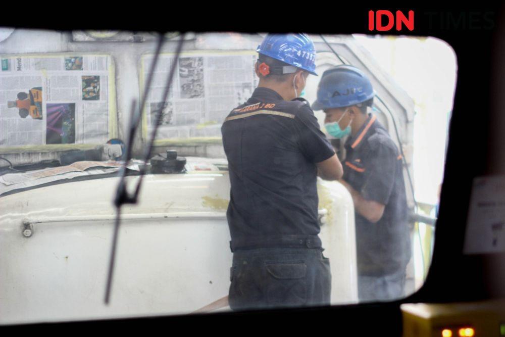 https://cdn.idntimes.com/content-images/post/20190516/teknisi-pt-kereta-api-indonesia-kai-daop-2-kota-bandung-tengah-mempersiapkan-kereta-menyambut-lebaran-2019-6197-18696018018a16844f8516ddc3f132d8.jpg