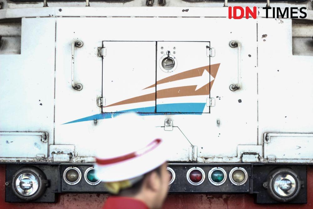 https://cdn.idntimes.com/content-images/post/20190516/teknisi-pt-kereta-api-indonesia-kai-daop-2-kota-bandung-tengah-mempersiapkan-kereta-menyambut-lebaran-2019-6231-1de837c9763fed920f635b0eb7d4891d.jpg