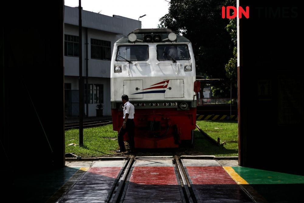 https://cdn.idntimes.com/content-images/post/20190516/teknisi-pt-kereta-api-indonesia-kai-daop-2-kota-bandung-tengah-mempersiapkan-kereta-menyambut-lebaran-2019-6332-ba974b1538c25352d3724fdea9882657.jpg