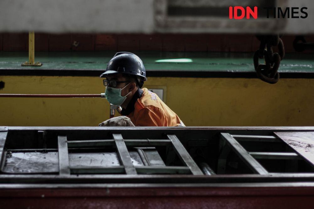 https://cdn.idntimes.com/content-images/post/20190516/teknisi-pt-kereta-api-indonesia-kai-daop-2-kota-bandung-tengah-mempersiapkan-kereta-menyambut-lebaran-2019-6344-9228059602480243cef271eb1d917333.jpg