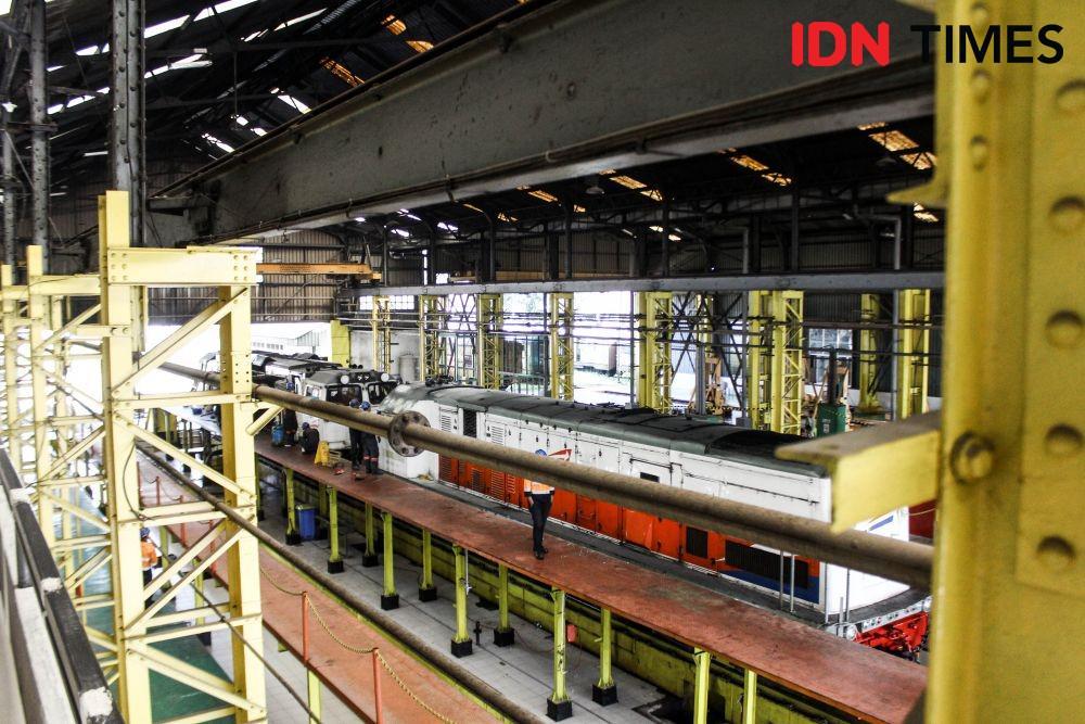 https://cdn.idntimes.com/content-images/post/20190516/teknisi-pt-kereta-api-indonesia-kai-daop-2-kota-bandung-tengah-mempersiapkan-kereta-menyambut-lebaran-2019-6399-0b0bcdd15fa0416ced0e2d5faa09025f.jpg