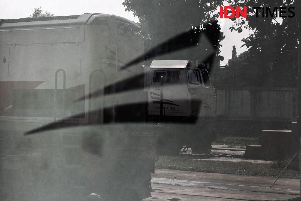 https://cdn.idntimes.com/content-images/post/20190516/teknisi-pt-kereta-api-indonesia-kai-daop-2-kota-bandung-tengah-mempersiapkan-kereta-menyambut-lebaran-2019-6524-120df2fe7d9f4a74d14d807130f6a2e7.jpg