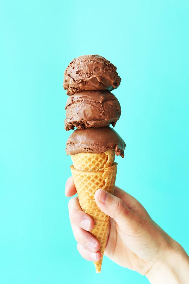 https://cdn.idntimes.com/content-images/post/20180222/the-best-vegan-chocolate-ice-cream-so-creamy-rich-and-easy-to-make-vegan-glutenfree-icecream-dessert-chocolate-recipe-summer-36eab7876c547367e2bad39bc12a64c2.jpg