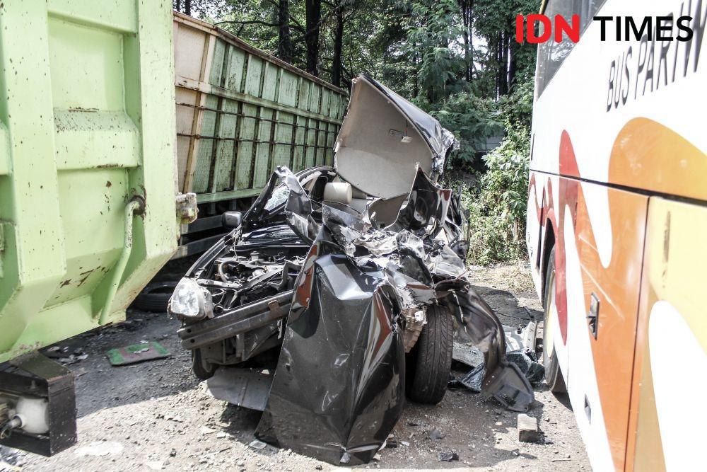 https://cdn.idntimes.com/content-images/post/20190601/tumpukan-mobil-sisa-kecelakaan-di-sepanjang-purwakarta-tol-purbaleunyi-8119-4959f6d07cf3372e8212622cb03f7d20.jpg