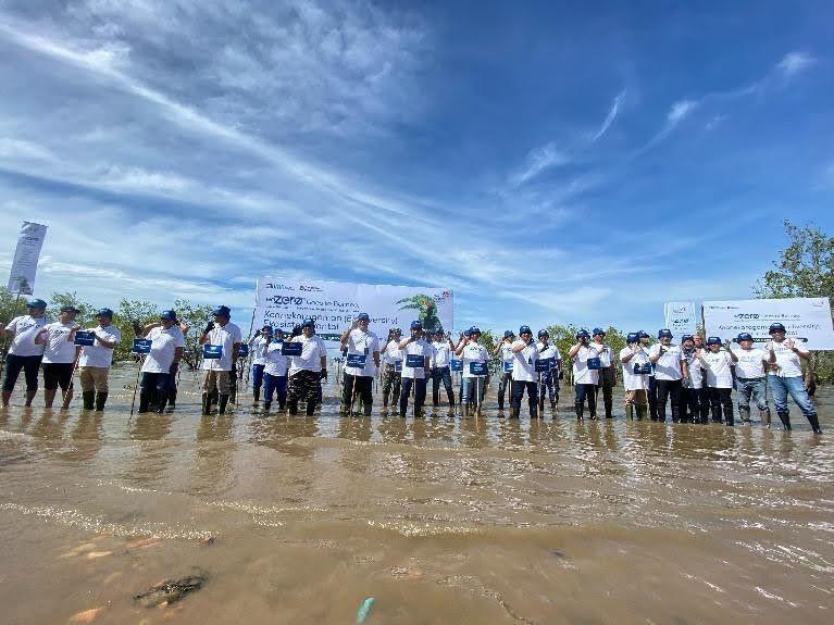 Penanaman 5.000 bibit mangrove pada kegiatan GoZero% Goes to Borneo di Pantai Batu Perawan, Tarakan, Kalimantan Utara. (dok. Telkom)