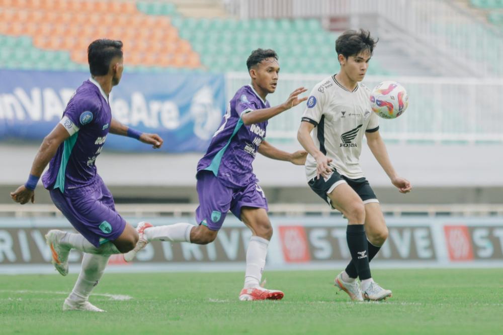 Salah satu momen laga pekan ke-17 BRI Liga 1 2024/2025 antara Persita Tangerang versus PSM Makassar yang berlangsung di Stadion Pakansari Cibinong, Kab. Bogor, pada 29 Desember 2024. (Instagram.com/psm_makassar)