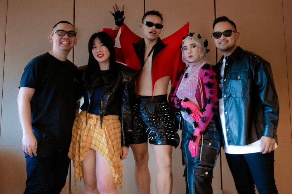3 Gaya Shandy Purnamasari ke Konser Lady Gaga di Singapura, Unik!