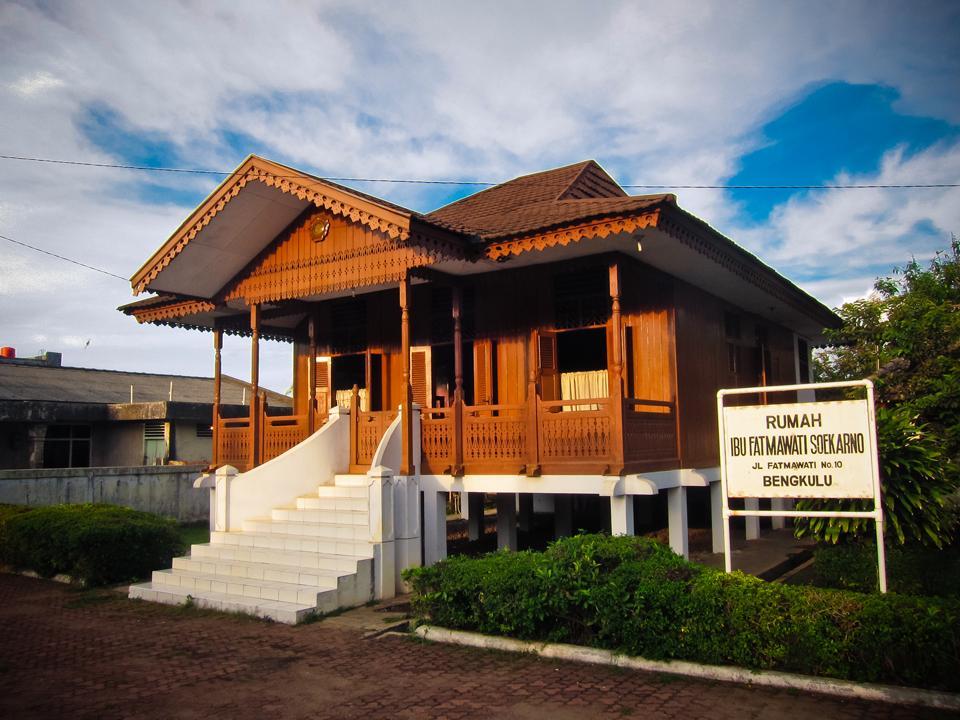 https://cdn.idntimes.com/content-images/post/20171212/visitbengkulu-rumah-ibu-fatmawati-soekarno-bengkulu-1-4cf88dcadb77ceceb27c501afe97bd72.jpg
