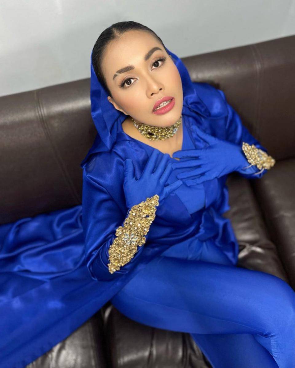 inspirasi makeup ala Denada Tambunan (instagram.com/denadaindonesia)