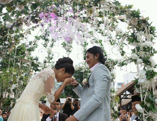 http://cdn.idntimes.com/content-images/post/20160223/wedding-edcdb173331b96f5616280df5ba07c17.jpg