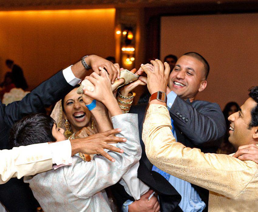 https://cdn.idntimes.com/content-images/post/20160912/wedding-tradition-stealing-shoes-52a148e37268f34b1a1cba3e13fc8834.jpg