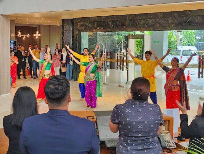 Atraksi tarian tradisional India di lobi hotel Grand Mercure Medan Angkasa, Kamis (22/5/2025). (Dok. IDN Times)