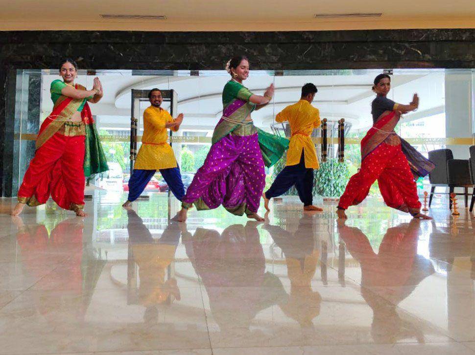 Atraksi tarian tradisional India di lobi hotel Grand Mercure Medan Angkasa, Kamis (22/5/2025). (Dok. IDN Times)