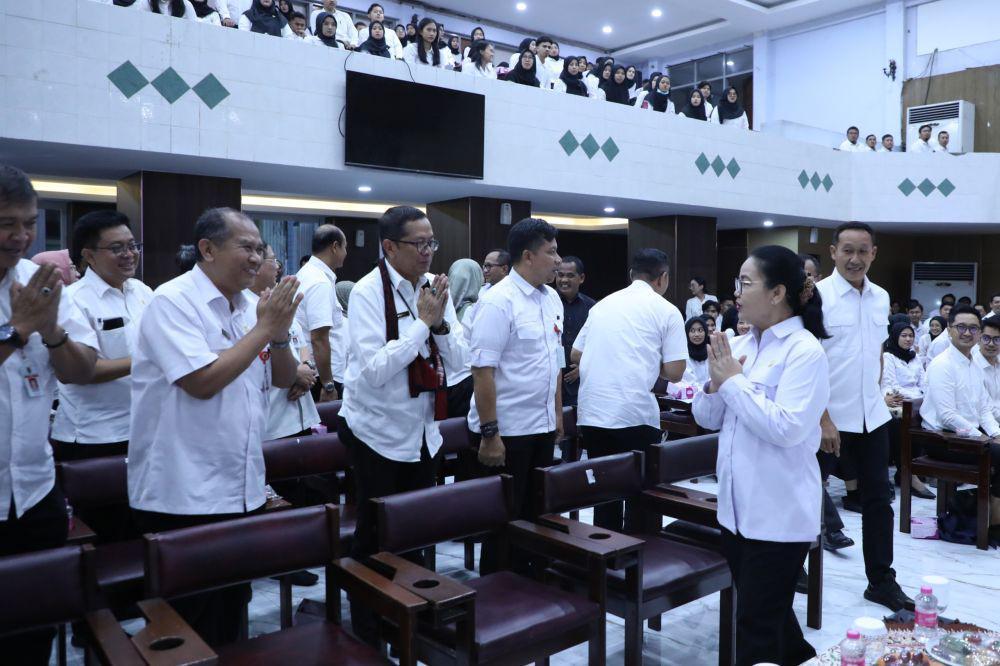 Wali Kota Semarang, Agustina Wilujeng menyerahkan Surat Keputusan (SK) Pengangkatan kepada 301 Calon Pegawai Negeri Sipil (CPNS) hasil seleksi tahun 2024. (dok. Pemkot Semarang)