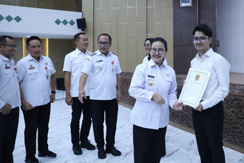 Wali Kota Semarang, Agustina Wilujeng menyerahkan Surat Keputusan (SK) Pengangkatan kepada 301 Calon Pegawai Negeri Sipil (CPNS) hasil seleksi tahun 2024. (dok. Pemkot Semarang)