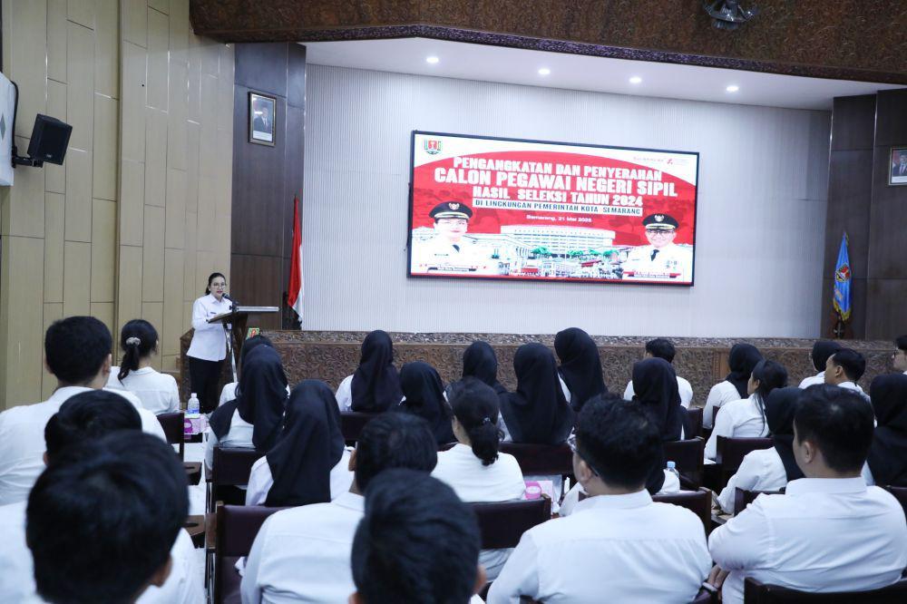 Wali Kota Semarang, Agustina Wilujeng menyerahkan Surat Keputusan (SK) Pengangkatan kepada 301 Calon Pegawai Negeri Sipil (CPNS) hasil seleksi tahun 2024. (dok. Pemkot Semarang)
