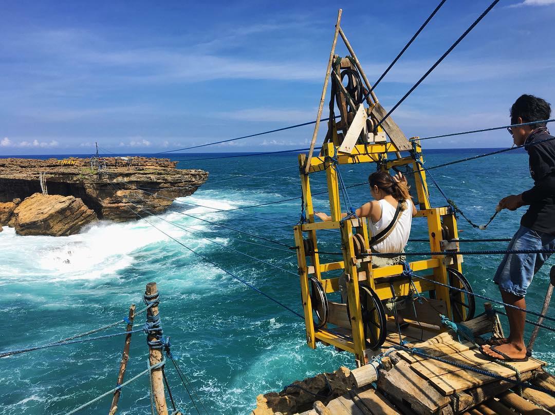 http://cdn.idntimes.com/content-images/post/20160726/wisata-pantai-timang-jogja-16c8ff9f17f5ad6fa2dbc5040a24e88e.jpg