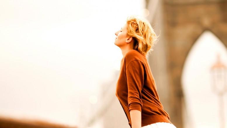 https://cdn.idntimes.com/content-images/post/20170816/woman-calm-peace-meditate-brooklyn-bridge-777x437-2212c2472d62c932196f777962f4ce49.jpg