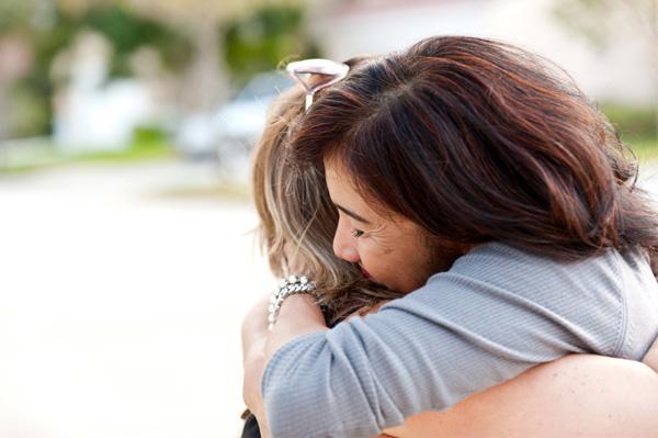 https://cdn.idntimes.com/content-images/post/20170418/woman-forgiving-hug-nlfwup-587b0ff3aa95835d9b231f47d97238cd.jpg