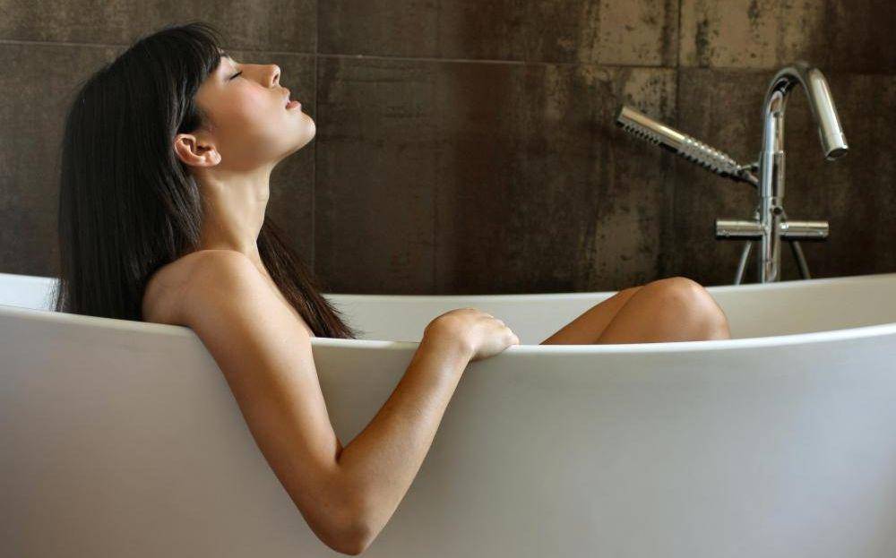 http://cdn.idntimes.com/content-images/post/20160526/woman-in-bathtub-ae85836399afe99f37c02cd06363fddb.jpg
