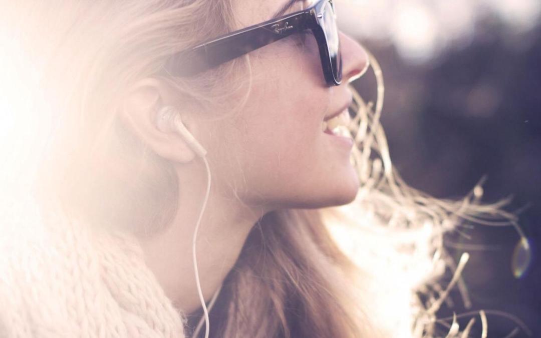 http://cdn.idntimes.com/content-images/post/20160306/ws-hipster-girl-smiling-1680x1050-b2a4f6c95b9b7af7e4b40bc3cea4e299.jpg