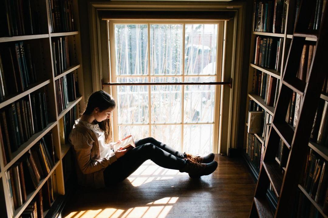http://cdn.idntimes.com/content-images/post/20160321/young-woman-reading-book-d6438940a7f0408346ee8f3a3db446a2.jpg