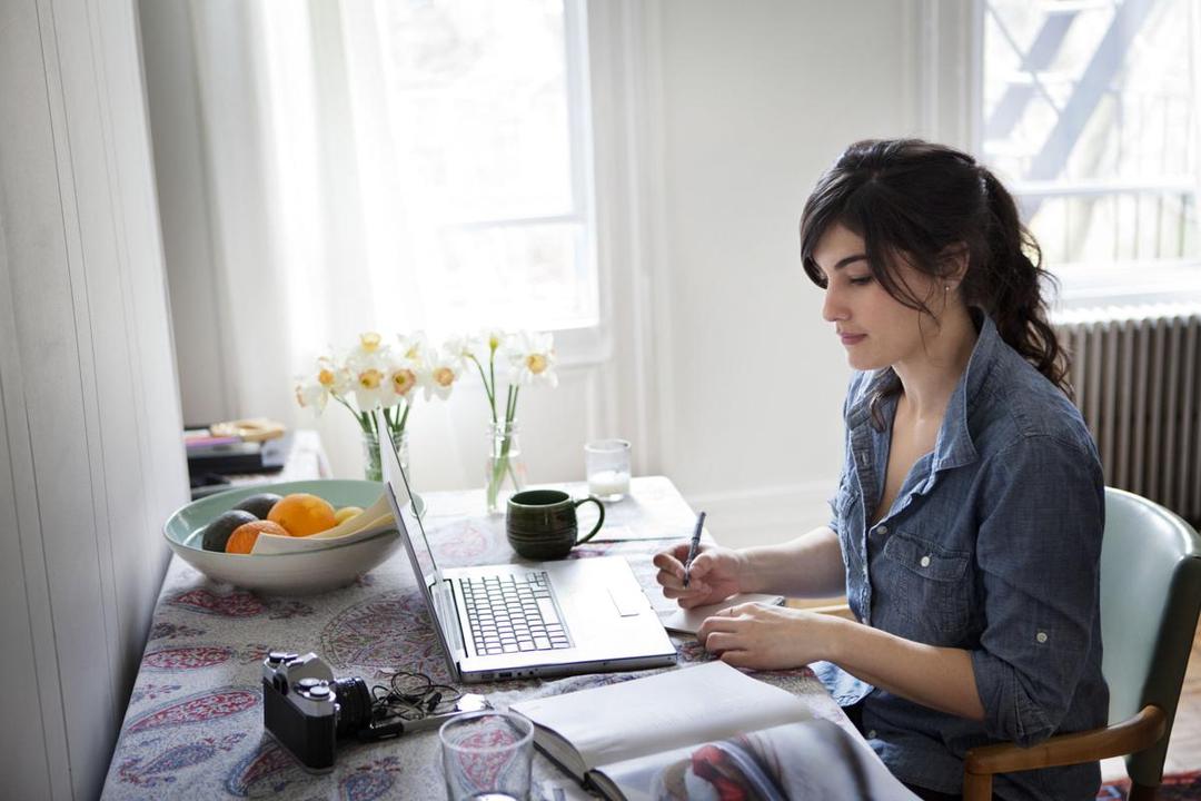 http://cdn.idntimes.com/content-images/post/20160502/young-woman-writing-by-computer-in-apartment-1-258f1f1b4033c43d96956be7d443d4e5.jpg