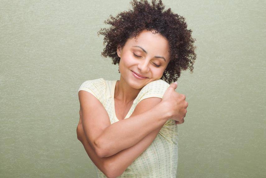 https://cdn.idntimes.com/content-images/post/20170529/1-woman-hugging-self-xl-44abc55a0c0b4697388711db19b6d0ab.jpg