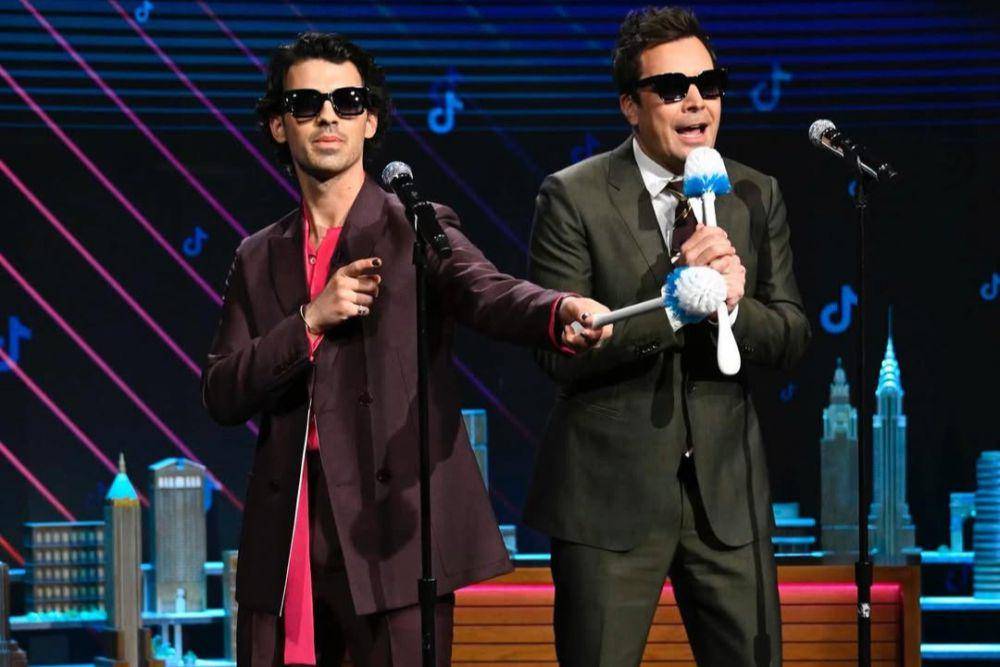 Joe Jonas dan Jimmy Fallon (instagram.com/joejonas)