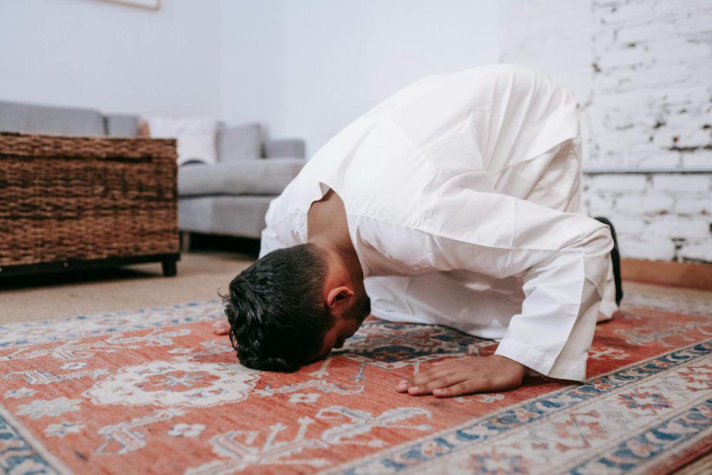 Ilustrasi suasana tenang saat salat (pexels.com/Michael Burrows)
