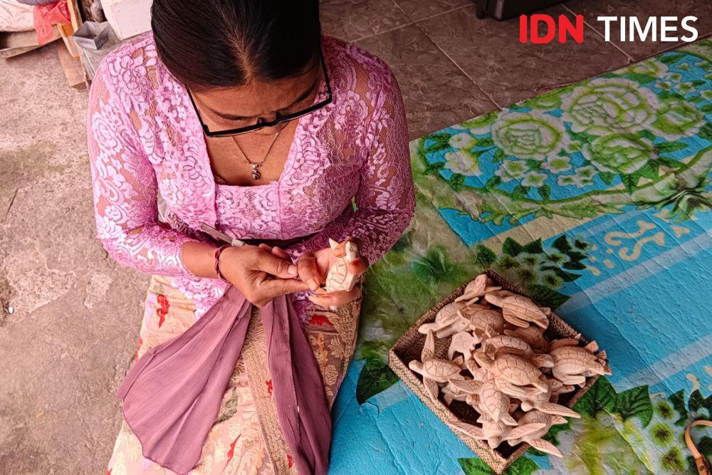 Kisah Bu Jero Pembuat Patung Penyu, Penyuplai di Pasar Sukawati