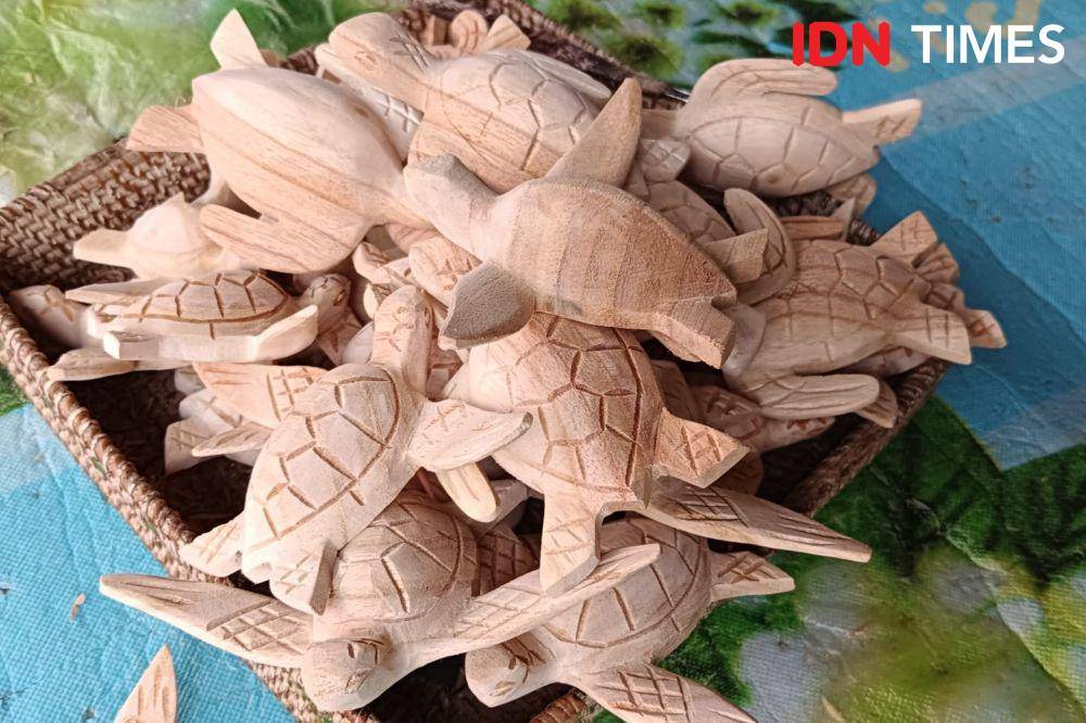 Pengrajin patung penyu di Tampaksiring Gianyar (IDN Times/Ayu Afria)