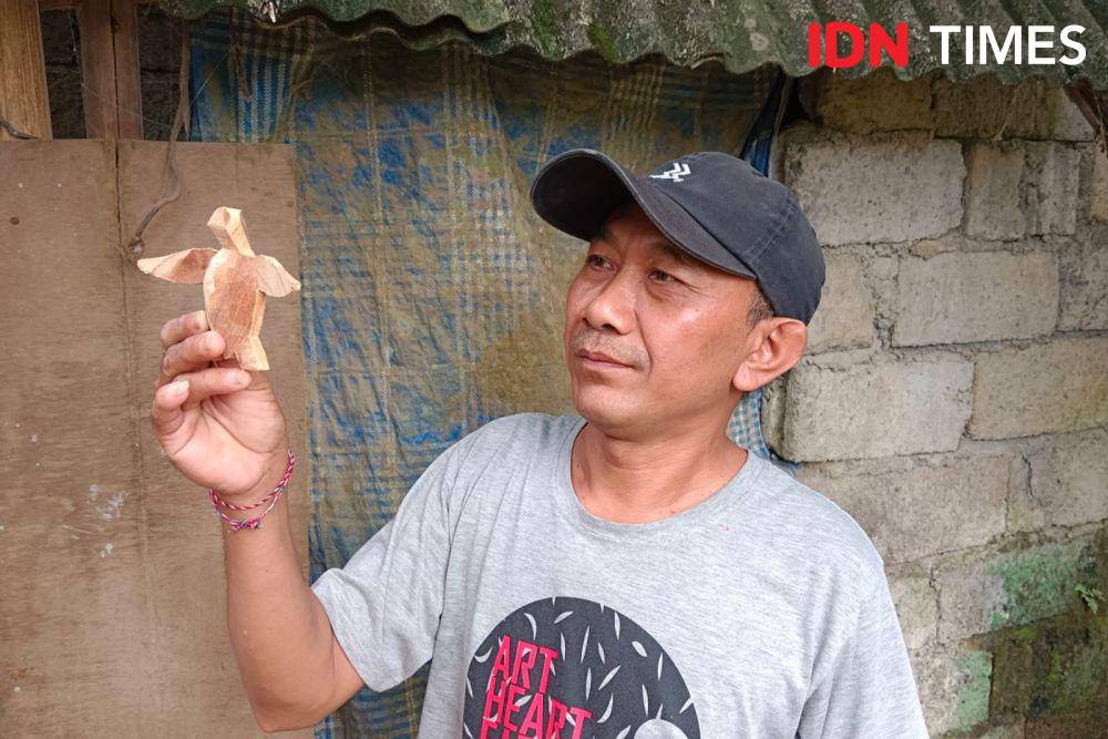 Pengrajin patung penyu di Tampaksiring Gianyar (IDN Times/Ayu Afria)