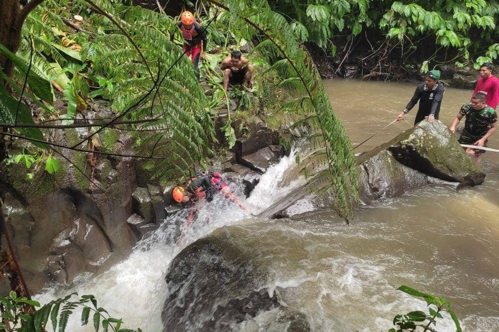 Evakuasi korban di air terjun Nungnungan (Dok.IDN Times/Basarnas Denpasar)