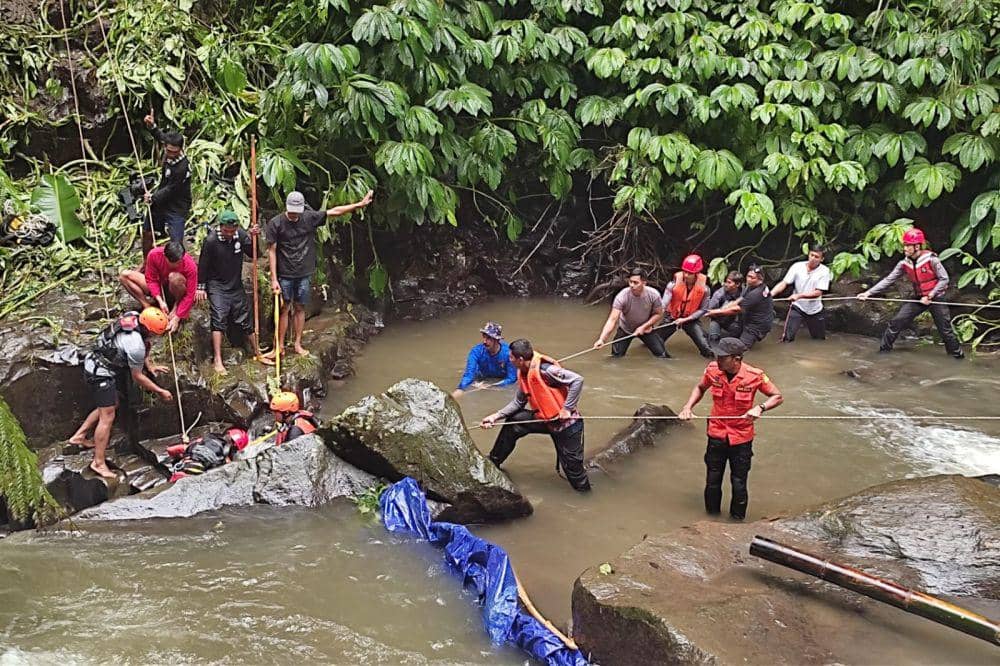 Evakuasi korban di air terjun Nungnungan (Dok.IDN Times/Basarnas Denpasar)